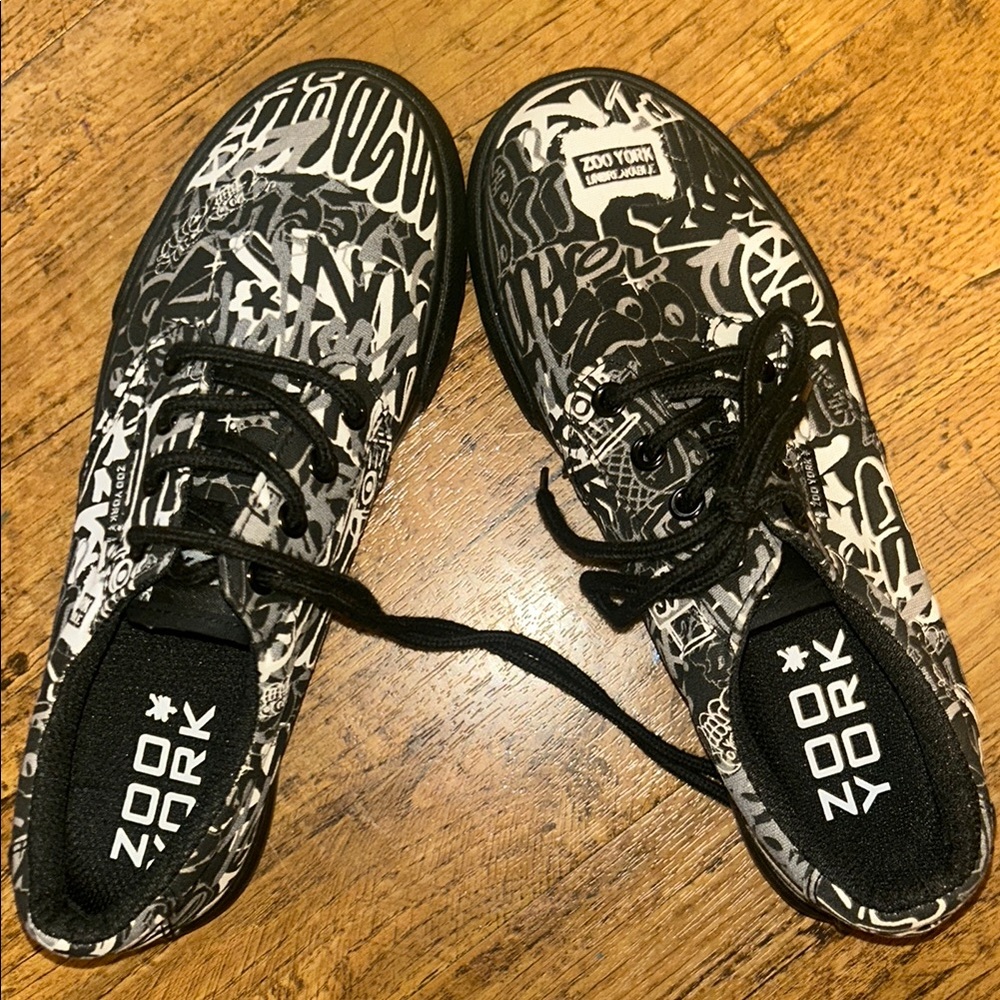NWOT Zoo York Black and White Unisex Graffiti Print Sneakers